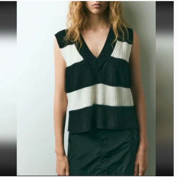 ✨24HR SALE!✨ H&M Divided Stripe Sweater Vest - Picture 2 of 7